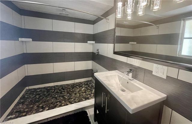 2120 Sandpiper ST, Naples, FL 34102