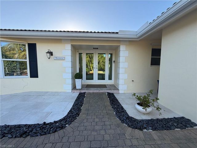 2120 Sandpiper ST, Naples, FL 34102