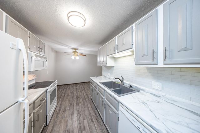 3917 Heritage Hills Drive 102, Bloomington, MN 55437