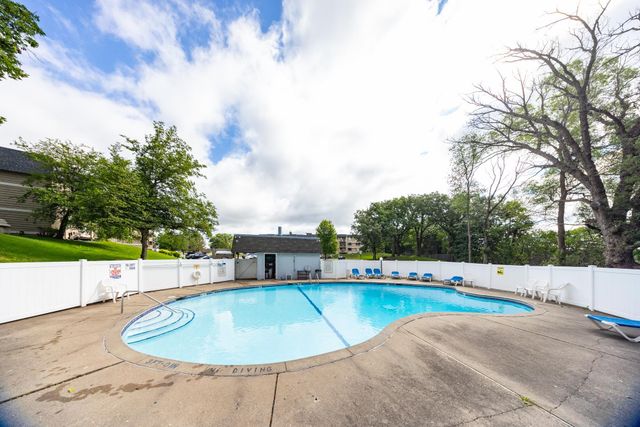 3917 Heritage Hills Drive 102, Bloomington, MN 55437