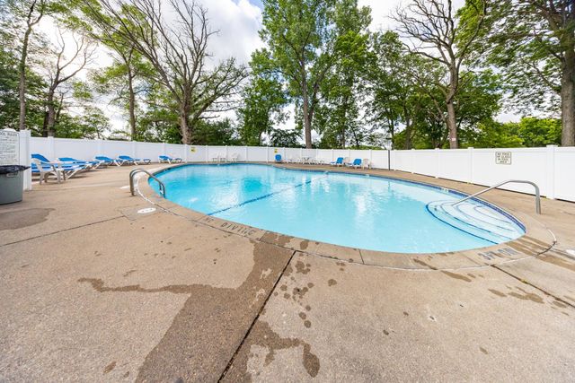3917 Heritage Hills Drive 102, Bloomington, MN 55437