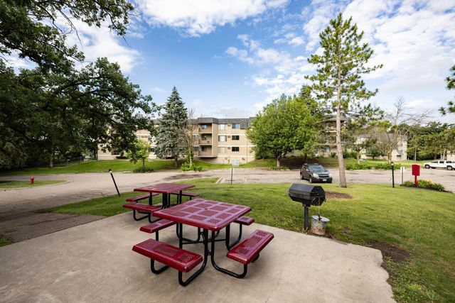 3917 Heritage Hills Drive 102, Bloomington, MN 55437