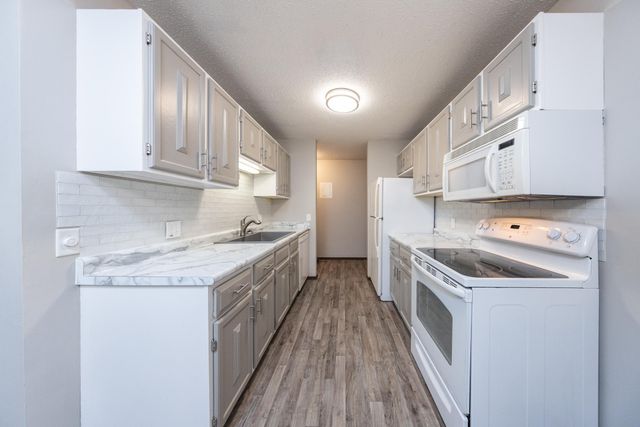 3917 Heritage Hills Drive 102, Bloomington, MN 55437