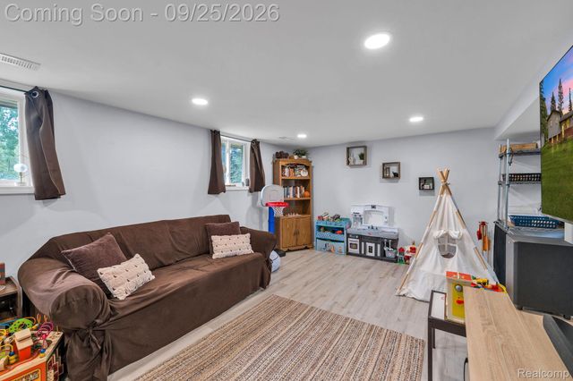 6155 E Maple Avenue, Burton, MI 48439