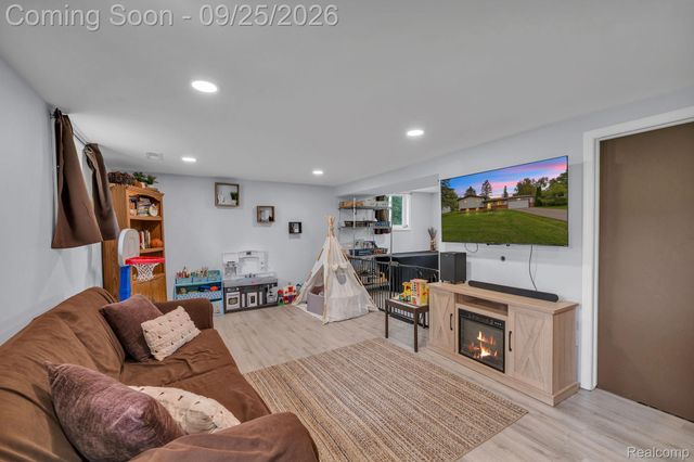 6155 E Maple Avenue, Burton, MI 48439