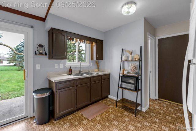 6155 E Maple Avenue, Burton, MI 48439