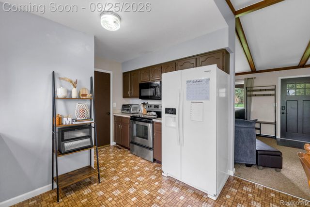 6155 E Maple Avenue, Burton, MI 48439