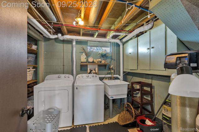 6155 E Maple Avenue, Burton, MI 48439