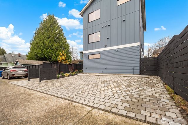 713 B N 70th Street, Seattle, WA 98103