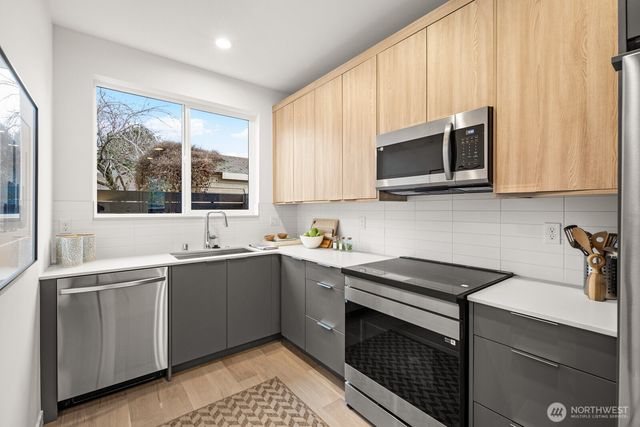 713 B N 70th Street, Seattle, WA 98103