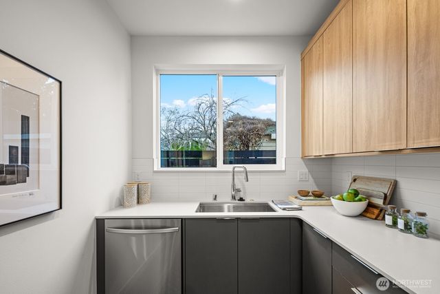 713 B N 70th Street, Seattle, WA 98103