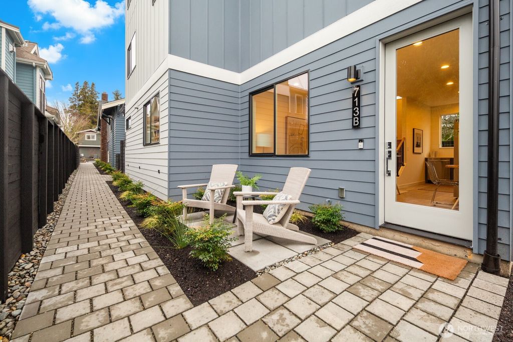 713 B N 70th Street, Seattle, WA 98103