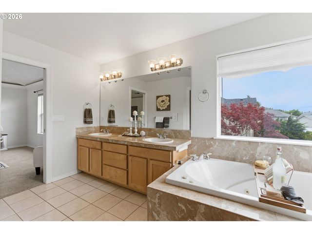 15849 Se OGDEN Dr, Portland, OR 97236