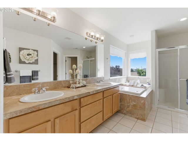15849 Se OGDEN Dr, Portland, OR 97236