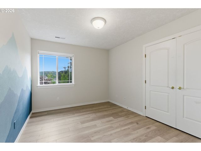 15849 Se OGDEN Dr, Portland, OR 97236