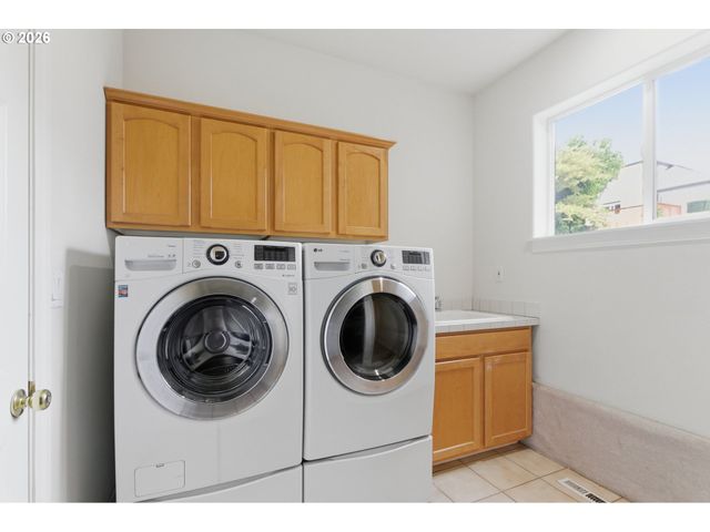 15849 Se OGDEN Dr, Portland, OR 97236
