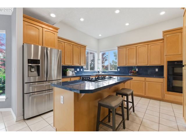 15849 Se OGDEN Dr, Portland, OR 97236
