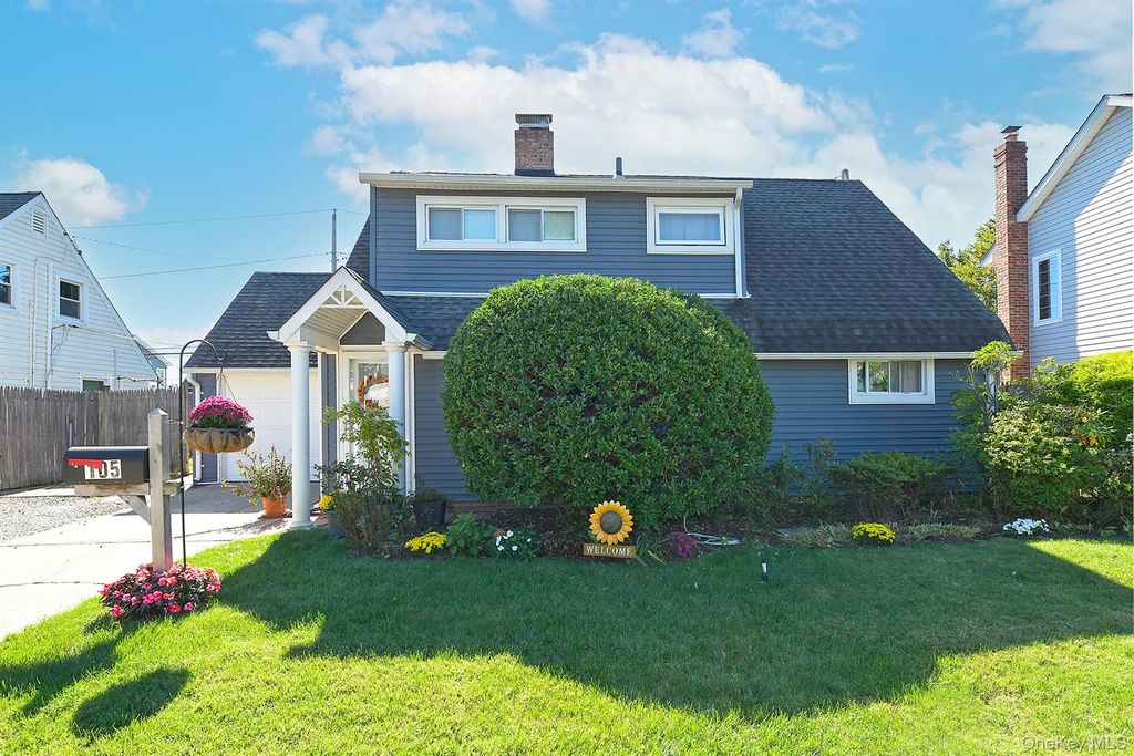 105 Bucket Lane, Levittown, NY 11756 — photo 2