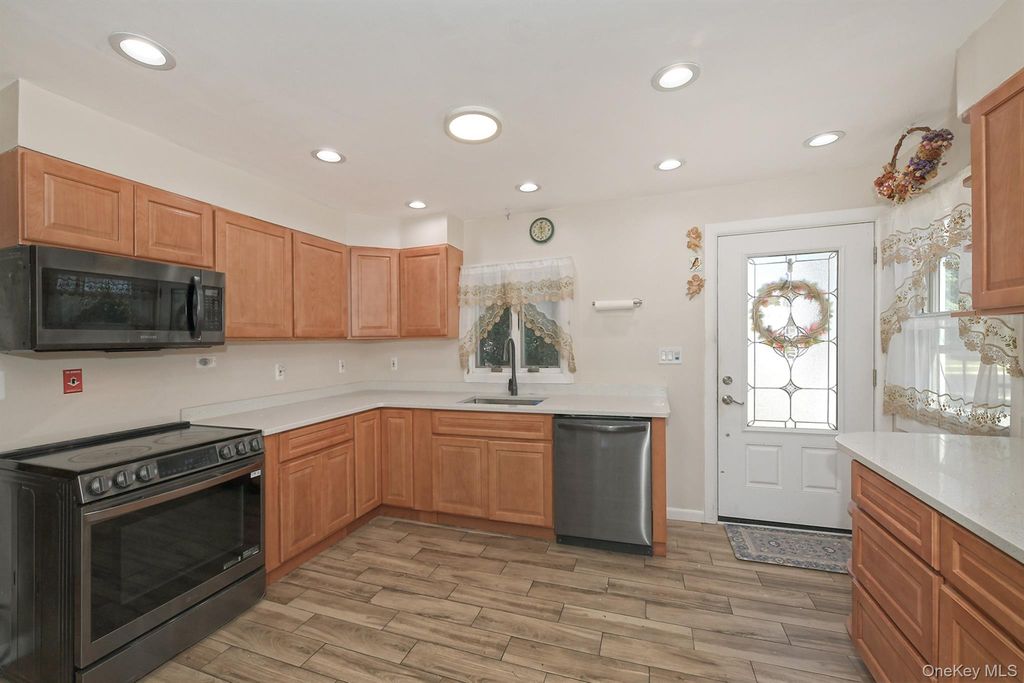 105 Bucket Lane, Levittown, NY 11756 — photo 5