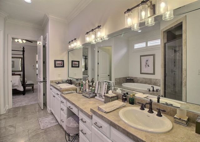 1011 RUSSELL FARMS RD, Collierville, TN 38017