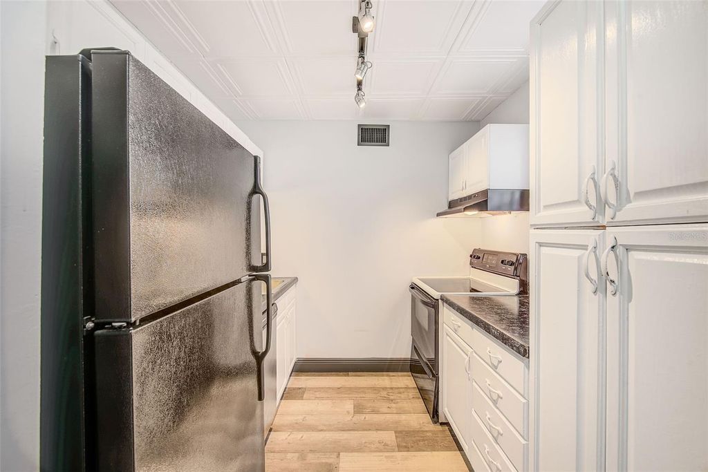 Image 11 of property listing at 10453 CARROLLBROOK CIRCLE 222, Tampa, FL 33618
