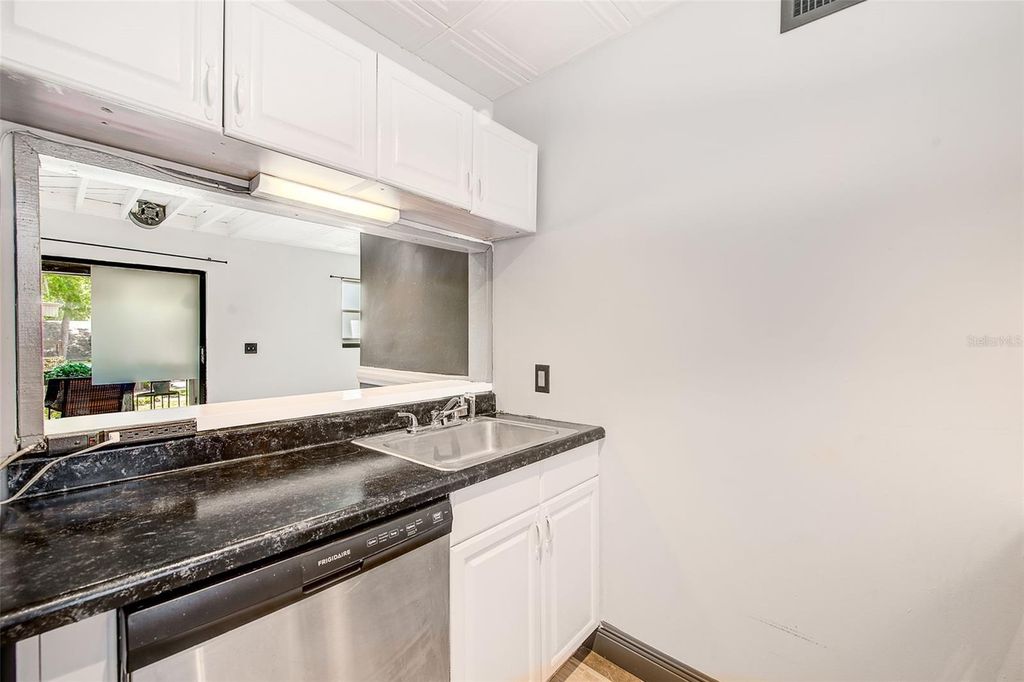 Image 14 of property listing at 10453 CARROLLBROOK CIRCLE 222, Tampa, FL 33618