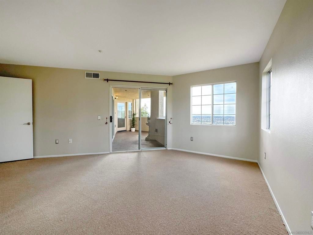 Image 11 of property listing at 11285 Affinity Ct 124, San Diego, CA 92131