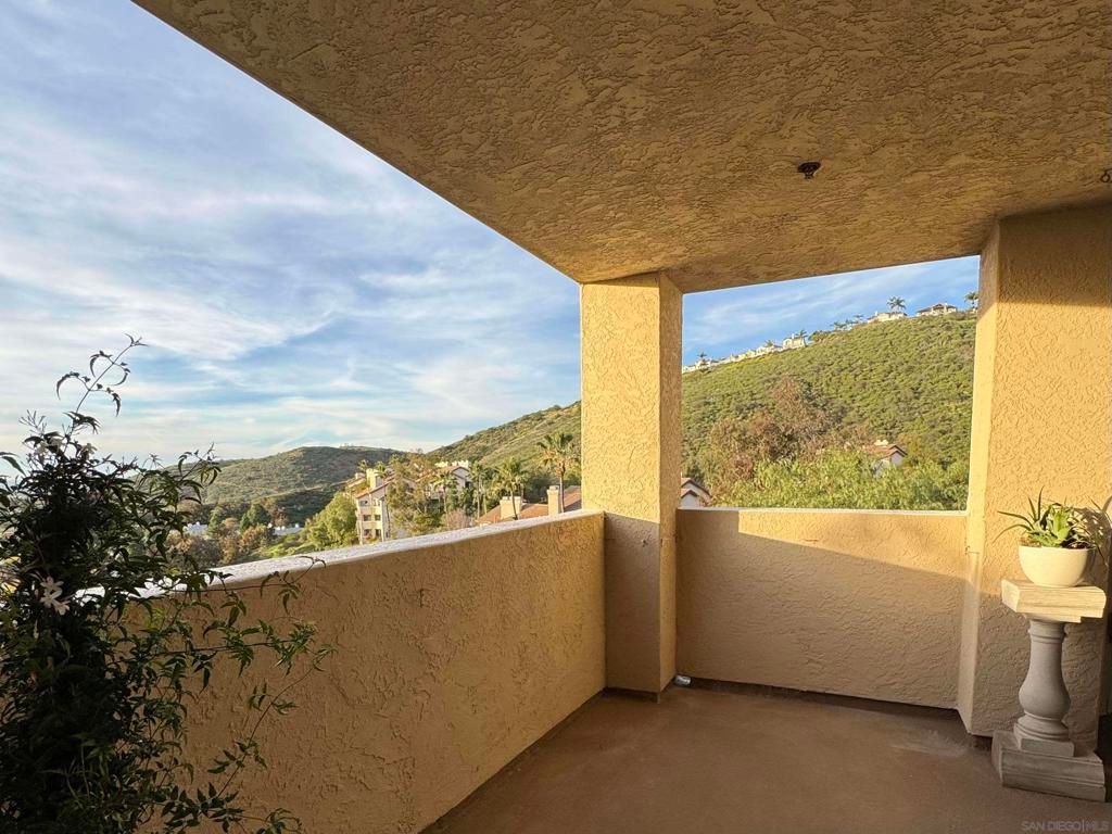 Image 2 of property listing at 11285 Affinity Ct 124, San Diego, CA 92131