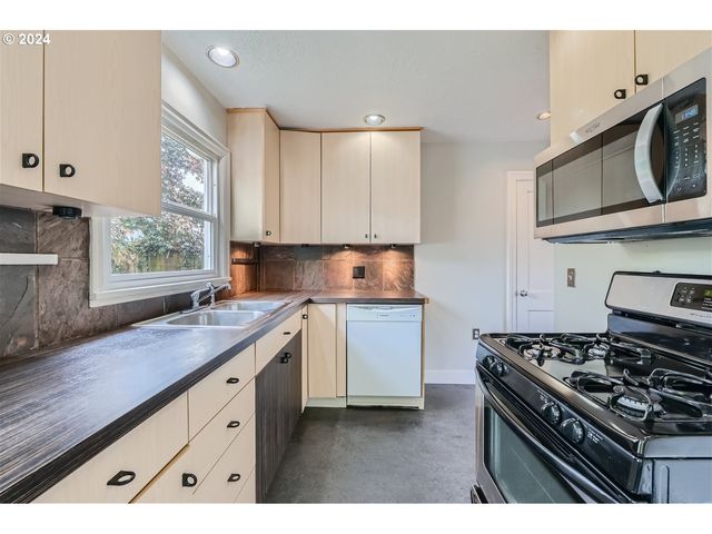 7058 N GREENWICH Ave, Portland, OR 97217