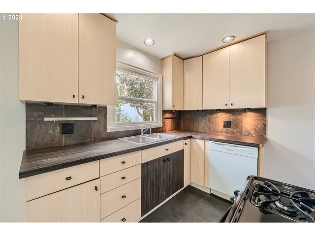 7058 N GREENWICH Ave, Portland, OR 97217