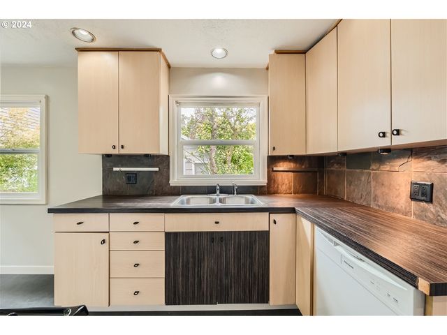 7058 N GREENWICH Ave, Portland, OR 97217