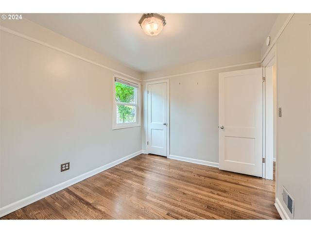 7058 N GREENWICH Ave, Portland, OR 97217