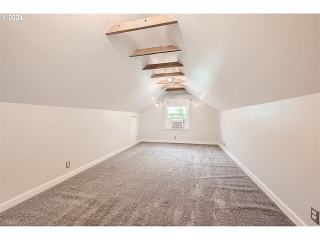 7058 N GREENWICH Ave, Portland, OR 97217