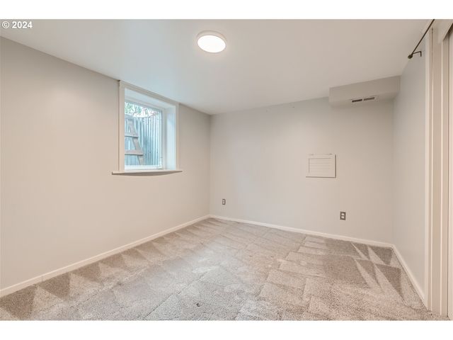 7058 N GREENWICH Ave, Portland, OR 97217