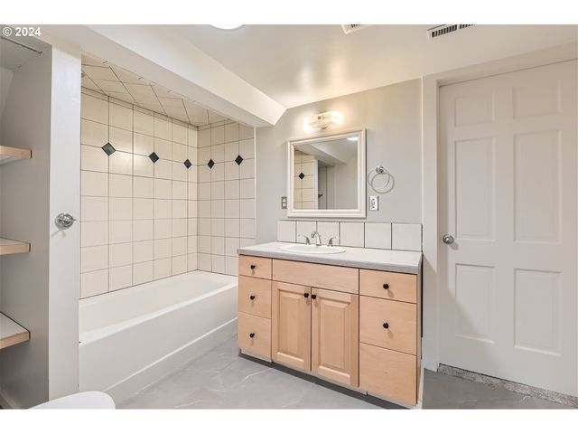 7058 N GREENWICH Ave, Portland, OR 97217