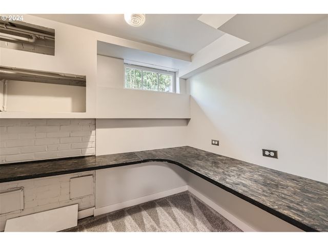 7058 N GREENWICH Ave, Portland, OR 97217