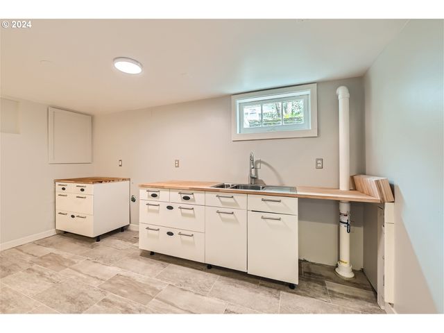 7058 N GREENWICH Ave, Portland, OR 97217