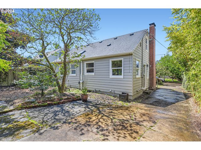 7058 N GREENWICH Ave, Portland, OR 97217