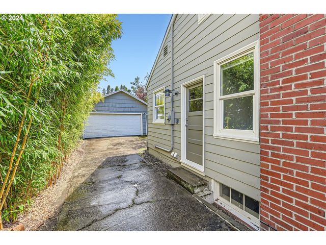 7058 N GREENWICH Ave, Portland, OR 97217