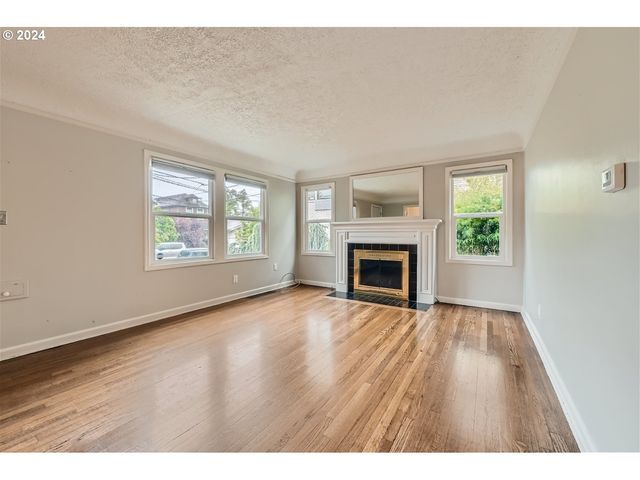 7058 N GREENWICH Ave, Portland, OR 97217