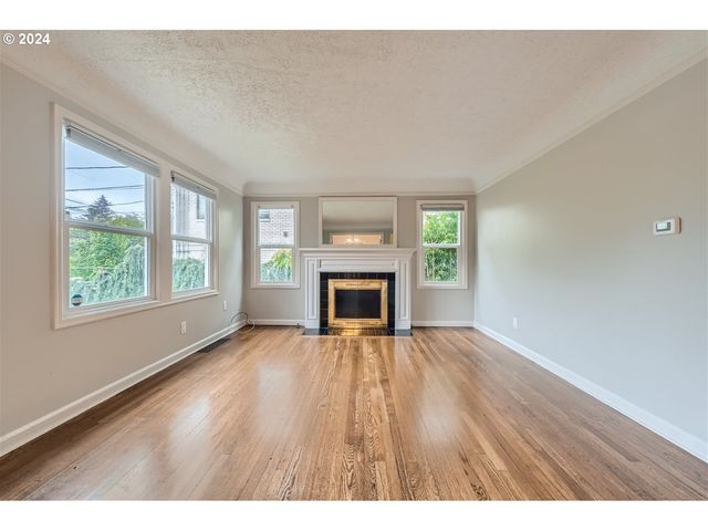 7058 N GREENWICH Ave, Portland, OR 97217