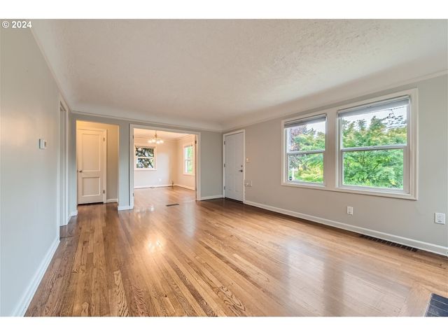 7058 N GREENWICH Ave, Portland, OR 97217