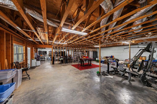 909 Claw Lane, Kodak, TN 37764