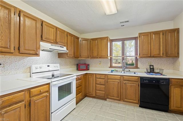 12522 Doles RD, Zuni, VA 23898
