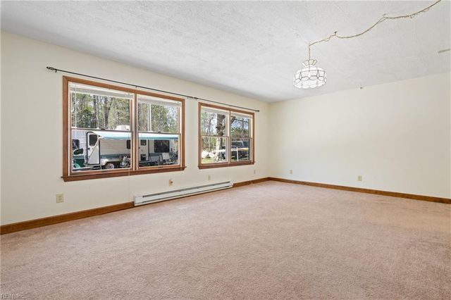 12522 Doles RD, Zuni, VA 23898