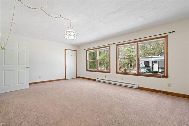 12522 Doles RD, Zuni, VA 23898