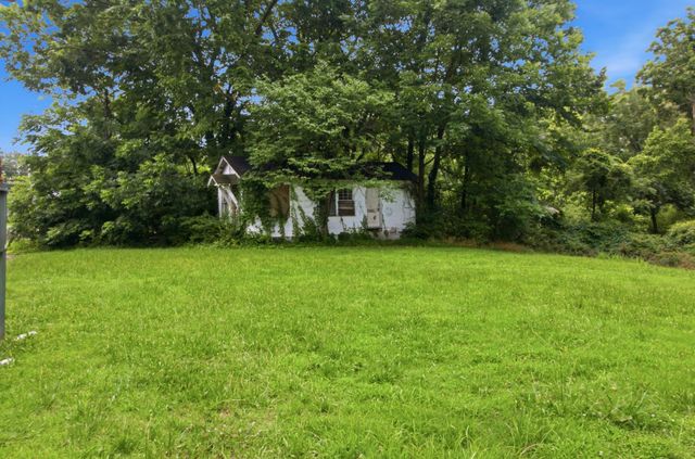 303 S Poplar St, Paris, TN 38242