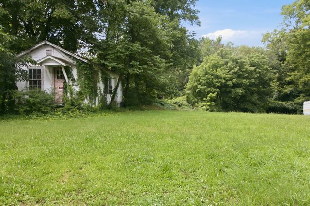 303 S Poplar St, Paris, TN 38242