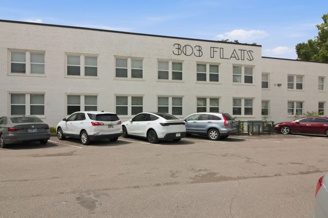 303 S Poplar St, Paris, TN 38242