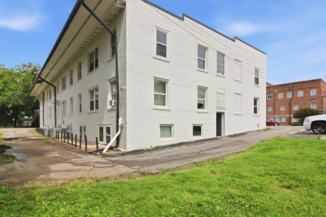 303 S Poplar St, Paris, TN 38242